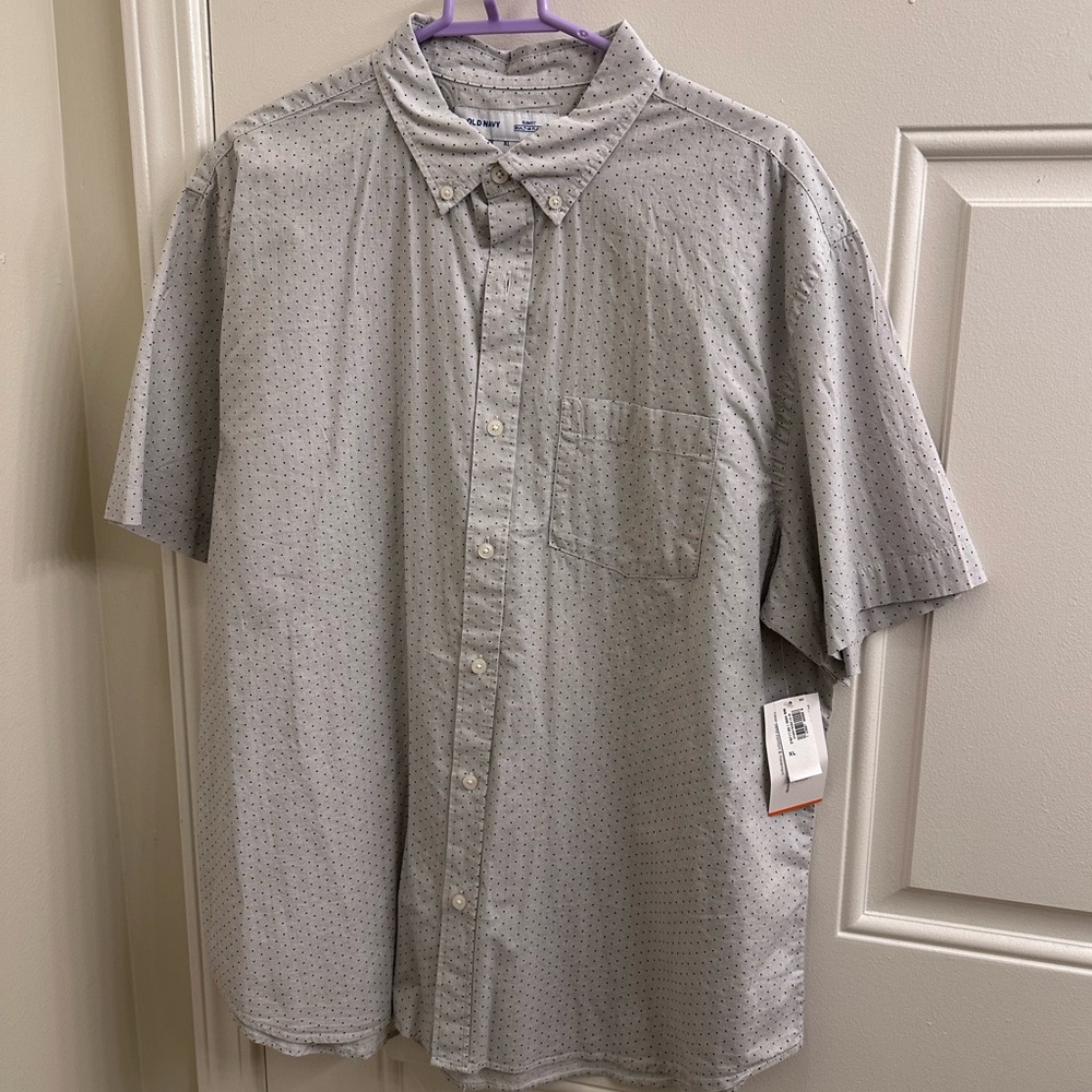 Men’s XL
Old Navy
1/4 sleeve button up 
White with black dots
NWT